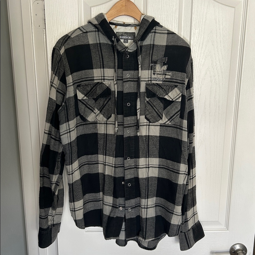 Ezekiel XL Black and Gray Plaid Hooded Shirt